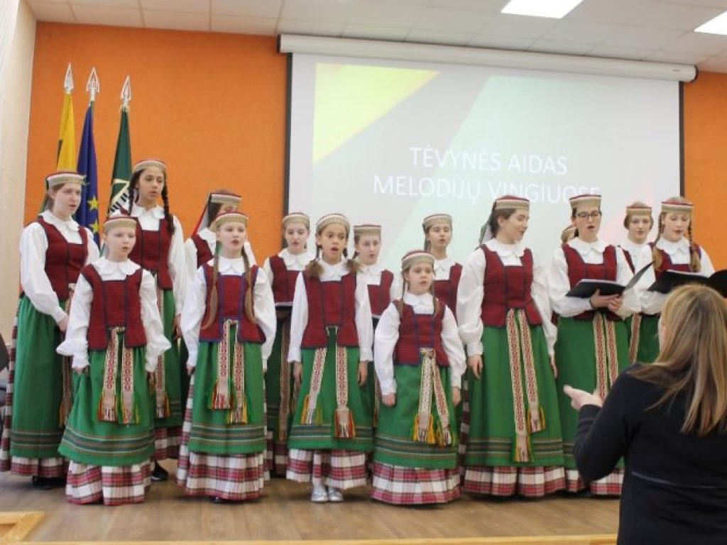 Tėvynės aidas melodijų vingiuose