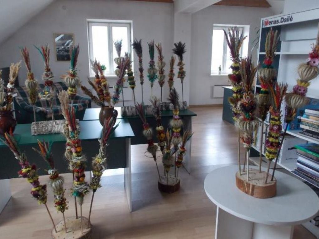 Jolantos Sabonienės verbų paroda ,,Šv. Velykų belaukiant“ Pirmojo Alytaus bibliotekoje