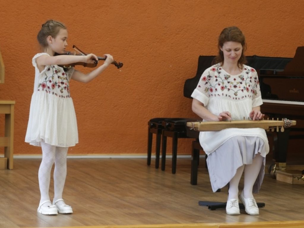 Šeimų muzikavimo šventė Alytaus muzikos mokykloje