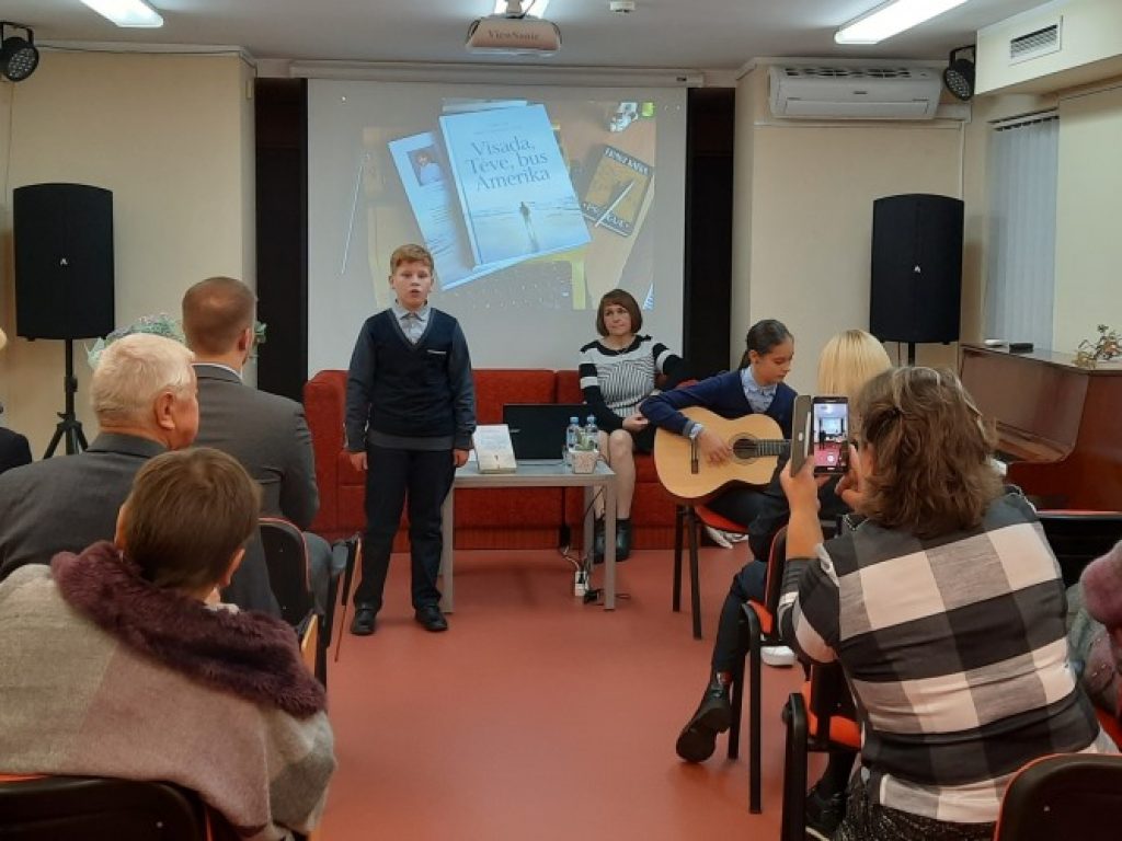 Muzikos mokyklos mokiniai grojo Loretos Jastramskienės knygos „Visada, Tėve, bus Amerika“ pristatyme