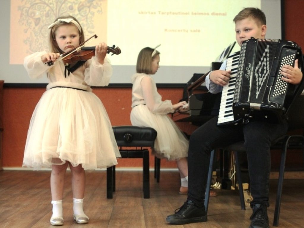 Šeimyninių tradicijų kūrimas muzikuojant šeimoje