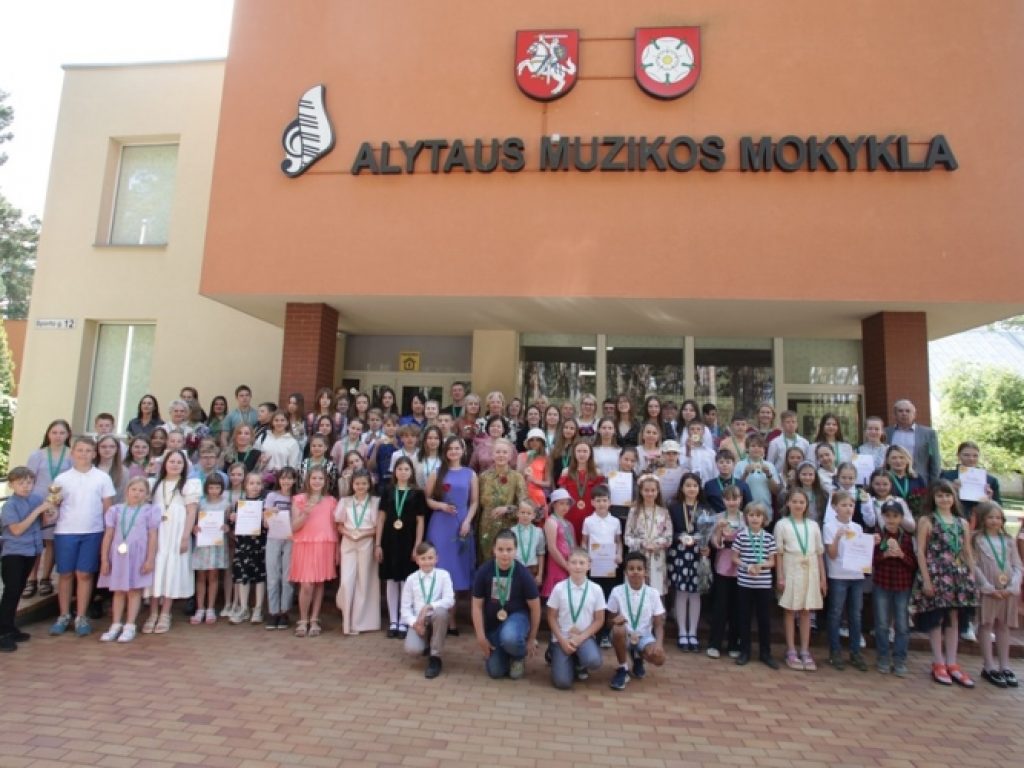 Alytaus muzikos mokyklos 2022–2023 m. m. mokinių šalies, tarptautinių konkursų, festivalių-konkursų laureatų ir juos parengusių mokytojų apdovanojimo ceremonija