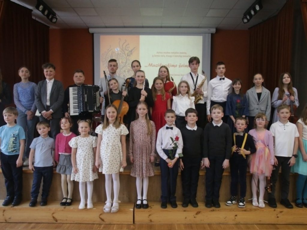 Šeimyninių tradicijų kūrimas muzikuojant šeimoje
