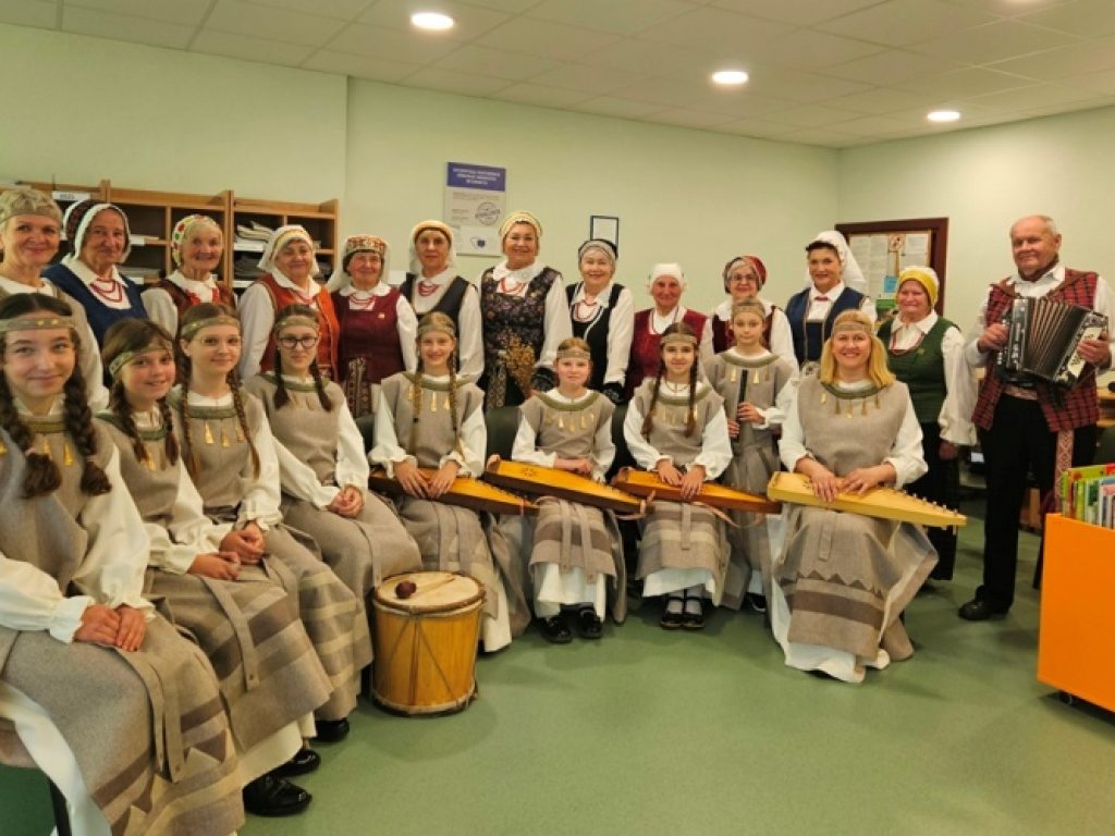 Skambėkit liaudies dainos