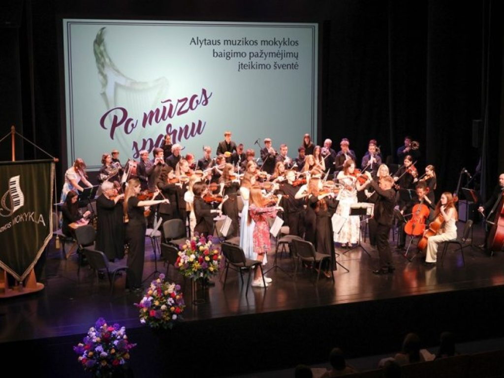 Alytaus muzikos mokyklos baigimo pažymėjimų įteikimo šventė „Po mūzos sparnu“
