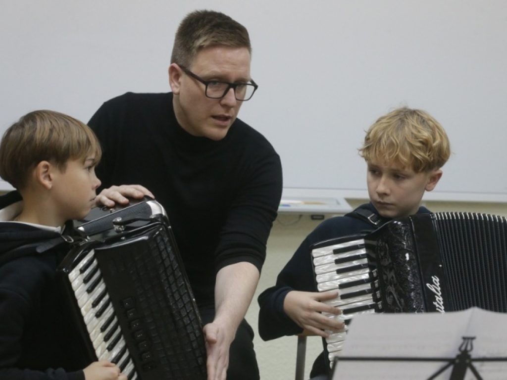 Koncertas „Juodais baltais“ Alytaus muzikos mokykloje: įkvėpimo ir profesionalumo diena
