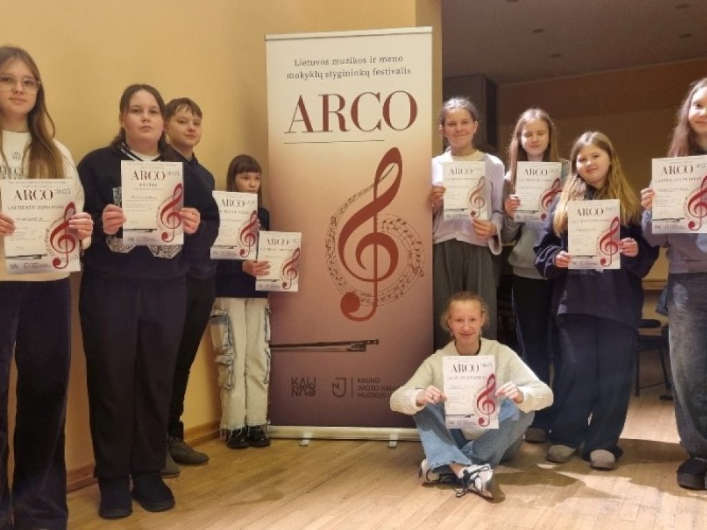 Mažųjų muzikantų rankutėse smuikai prabyla