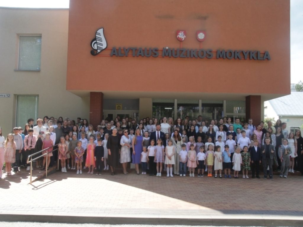 Alytaus muzikos mokykloje pagerbti laureatai ir jų mokytojai