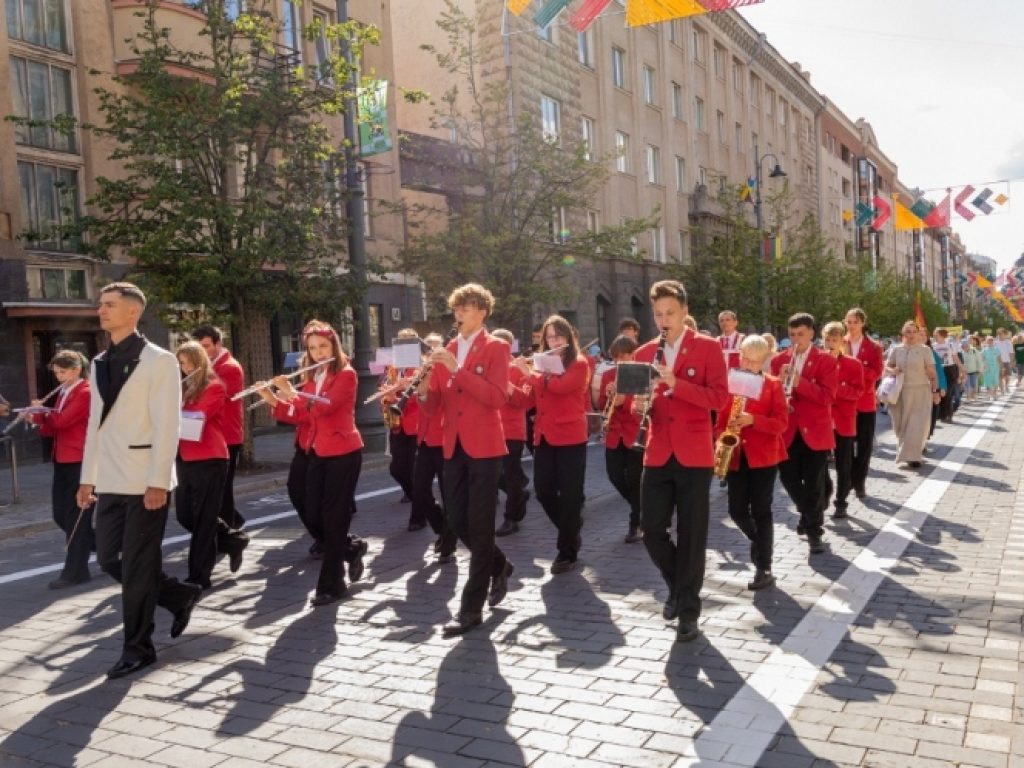 Alytaus muzikos mokyklos šeši kolektyvai skambėjo Lietuvos moksleivių dainų šventėje „Laiku. Ratu. Kartu“